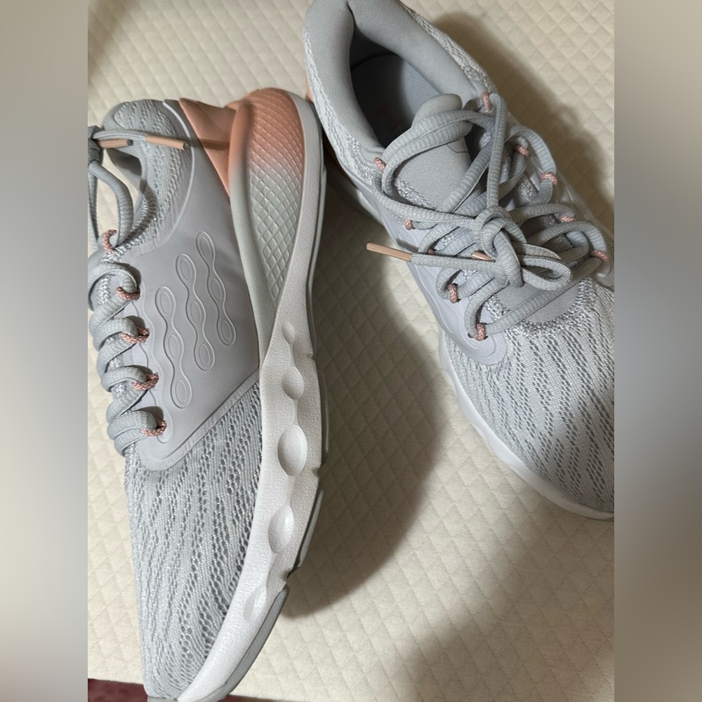 Under Armour Woman’s Sneaker size 7 1/2 gray. Never been wornn🤍 - Picture 9 of 12